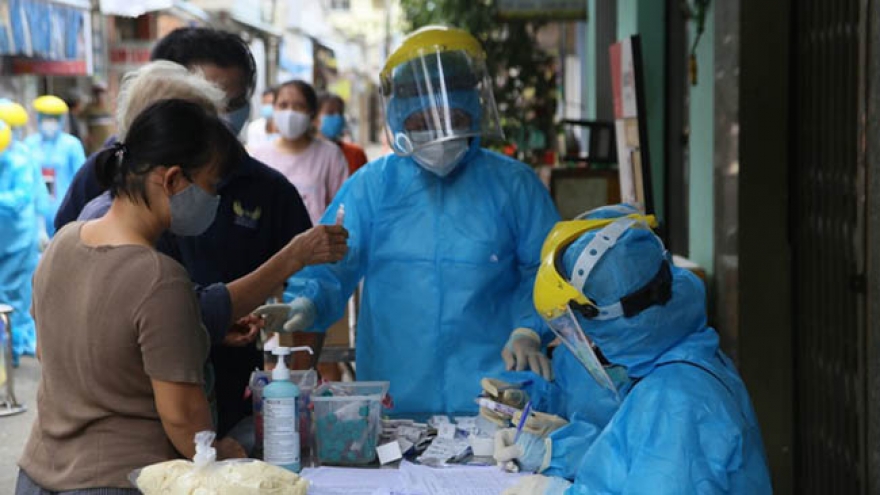 Da Nang residents turnout to give samples for COVID-19 quick tests